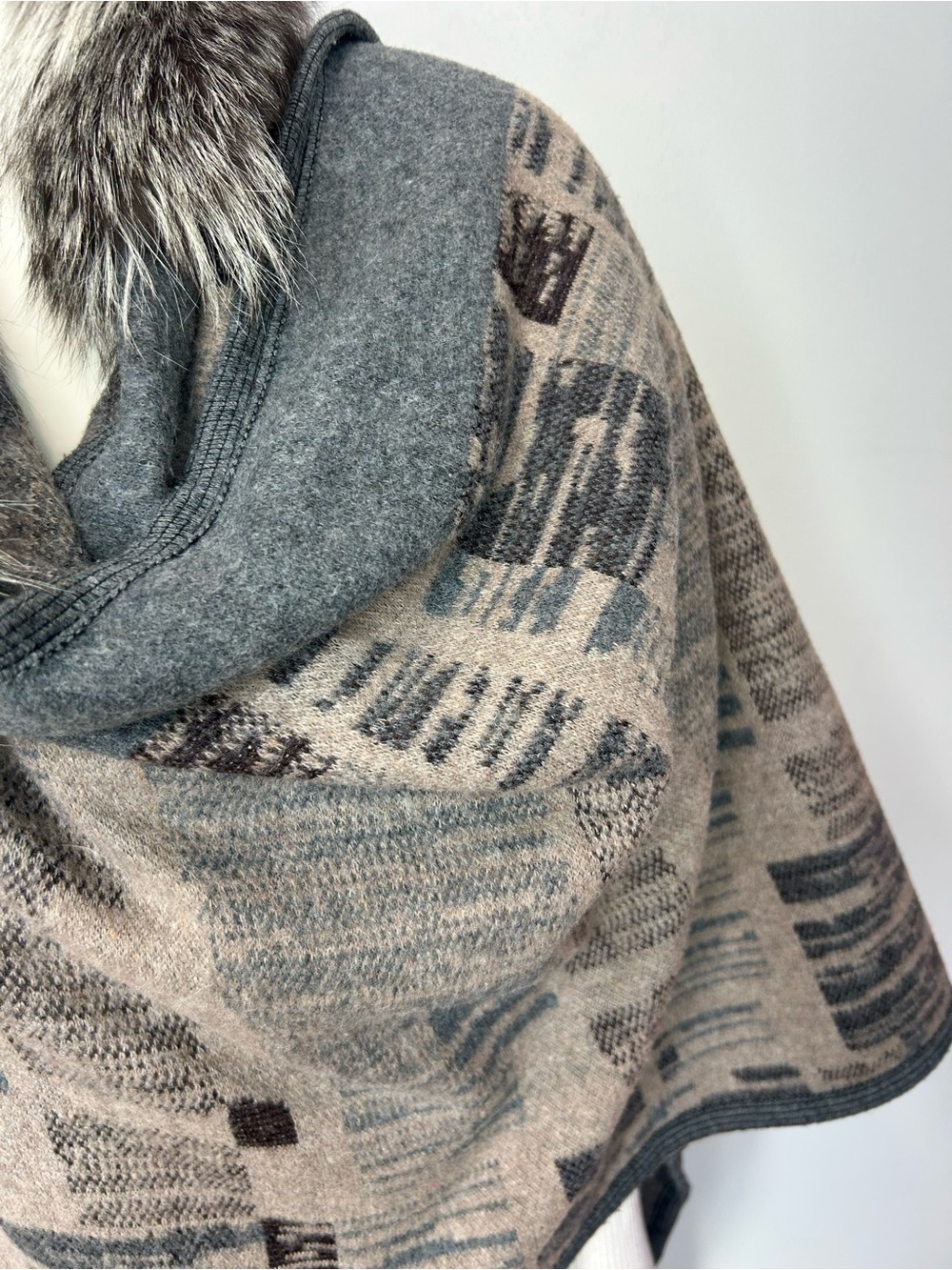 Gorgeous Grey Abstract Poncho/Wrap with silver fox Fur Collar❤️0/S - Picture 3 of 10